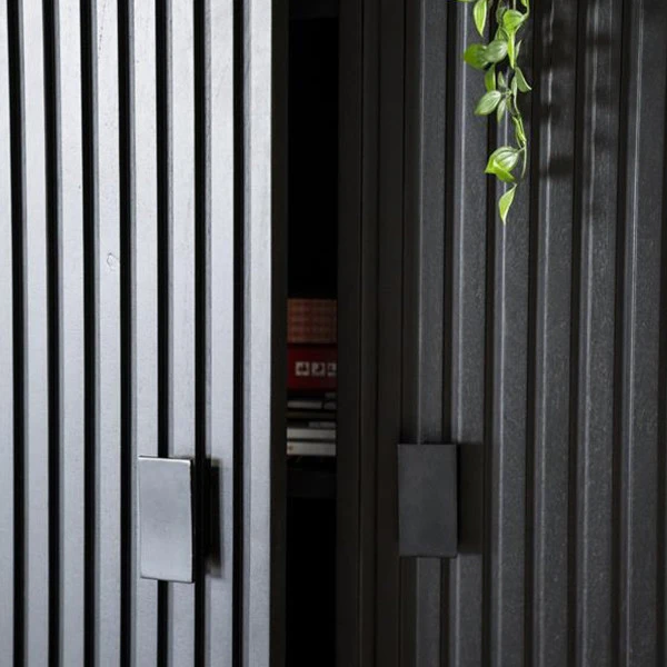 Zwarte Retro Kast Met Houten Latjes - Afbeelding 8